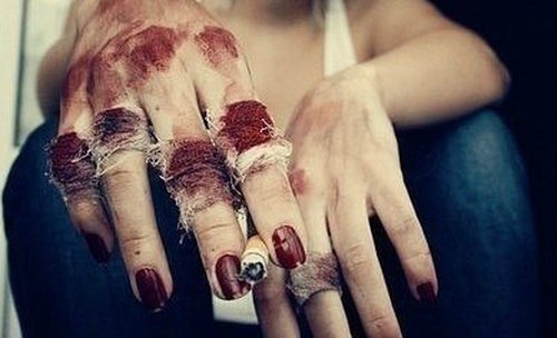 Её и так почти не стало.  Я разбиваю руки в кровь,  Я не сошла с ума, так надо! - Зачем топтать мою любовь